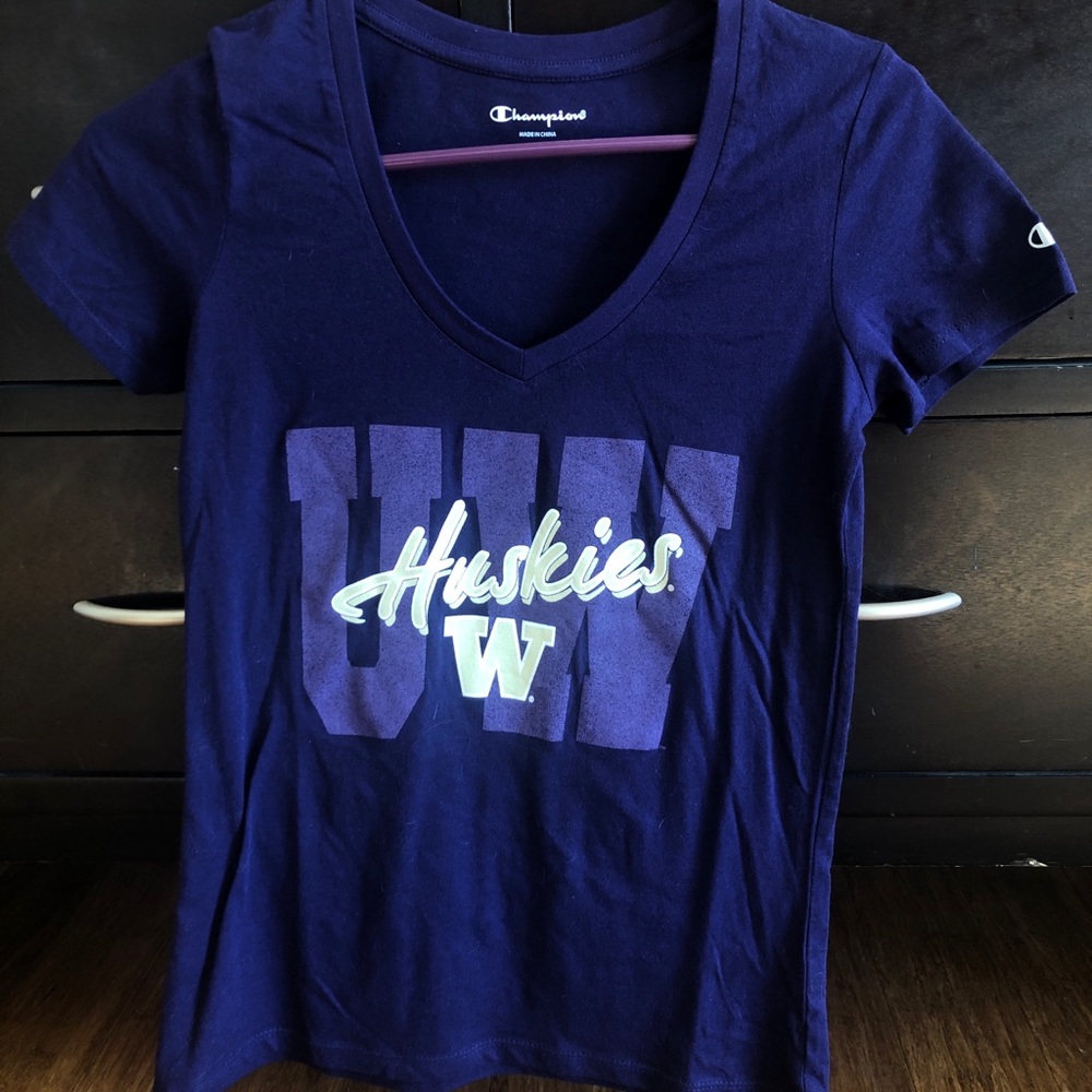 UW champion Huskies V-neck top